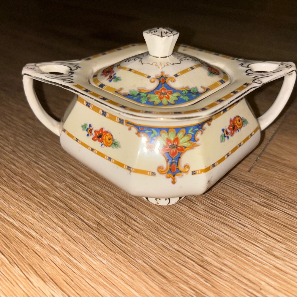 Vintage Sheraton ivory sugar bowl with lid  England box Am